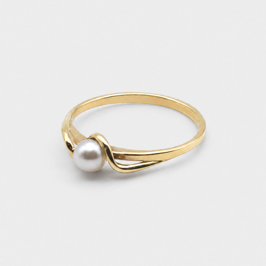 Pearla 9ct gold pearl ring at a slight angle, showing the bypass band