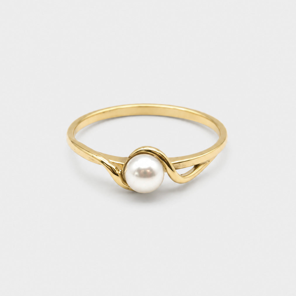 Pearla ring in solid 9ct gold with a single white pearl in a soft swirl setting, front view